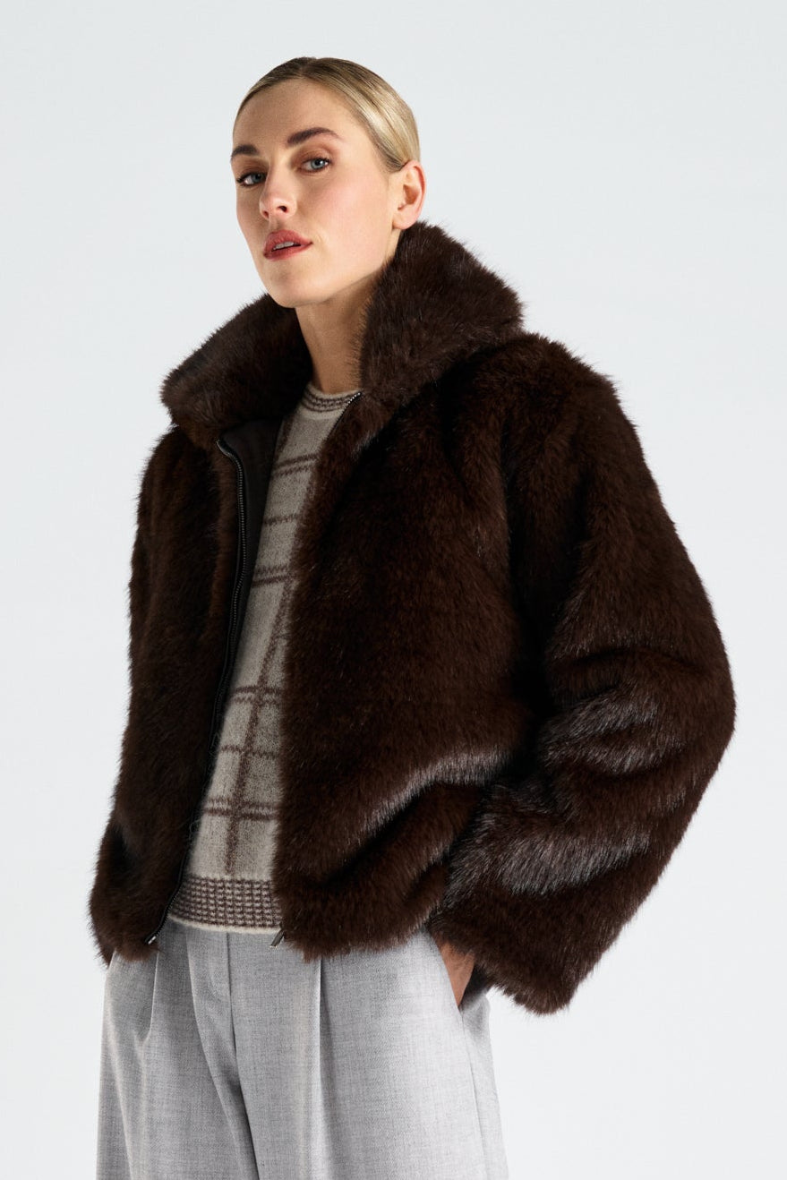 Short and wide long-haired fake fur jacket
