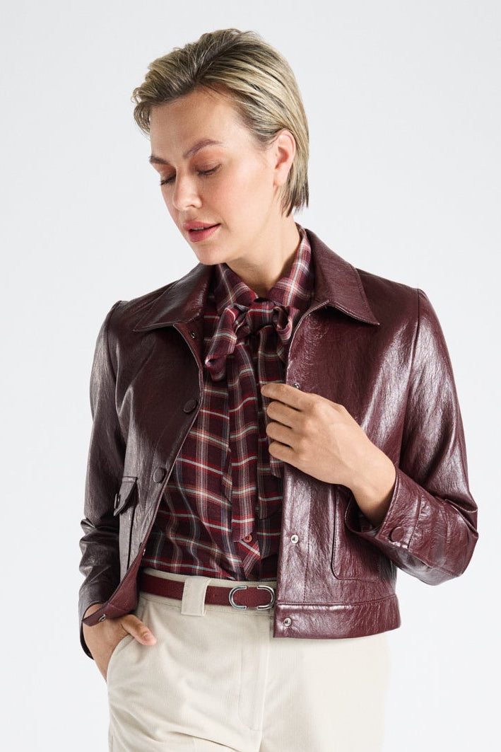 Kort lederlook jasje in bordeaux