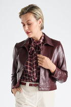 Kort lederlook jasje in bordeaux