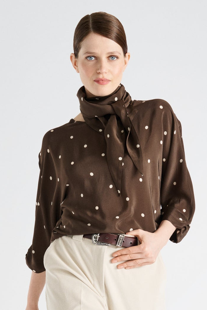 Triangular dotted fluid scarf