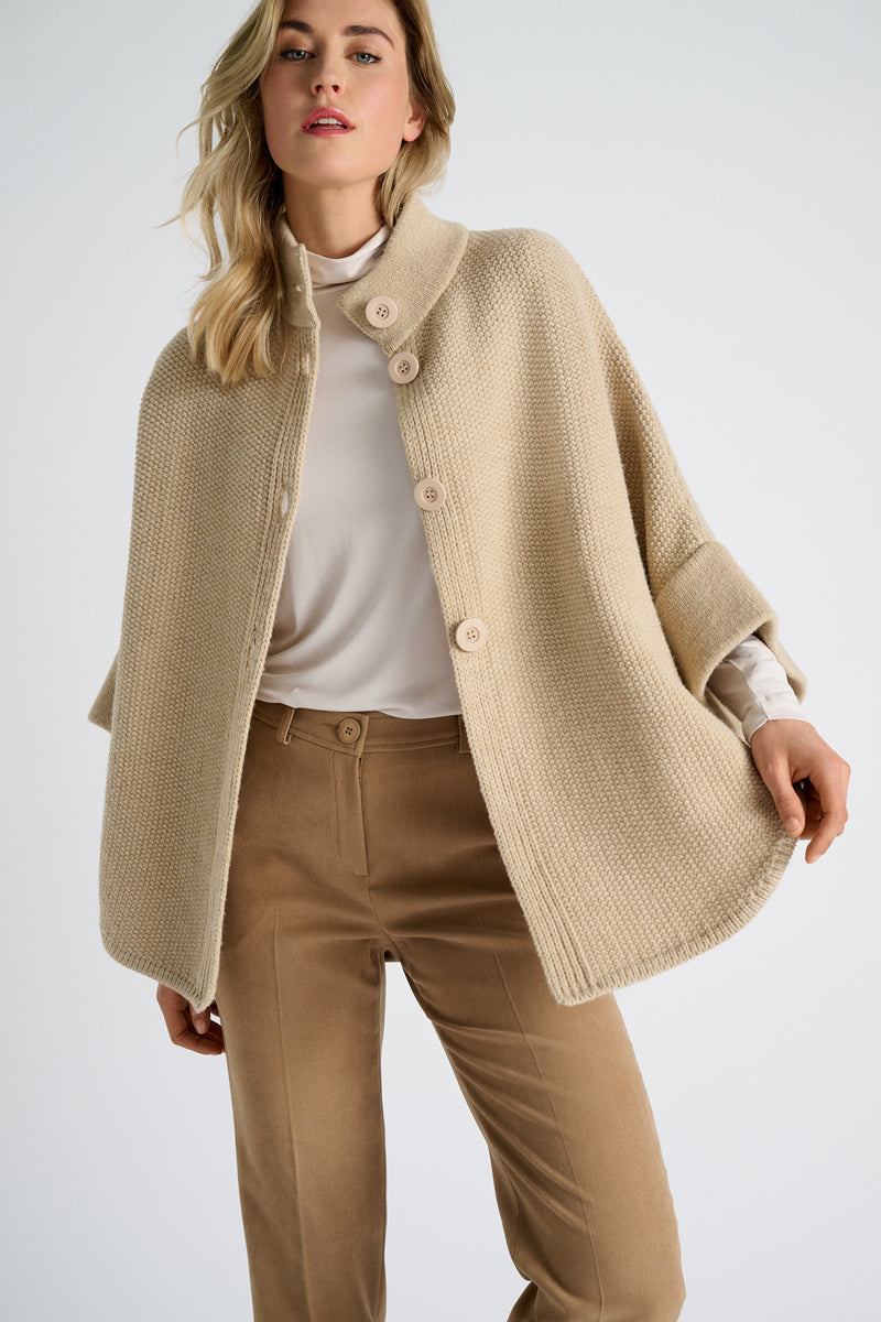 EXCLUSIVE IN OUR CONCEPT STORES: Camel pants in 7/8 length