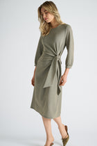 Groen kleed met lurex en knoop in de taille