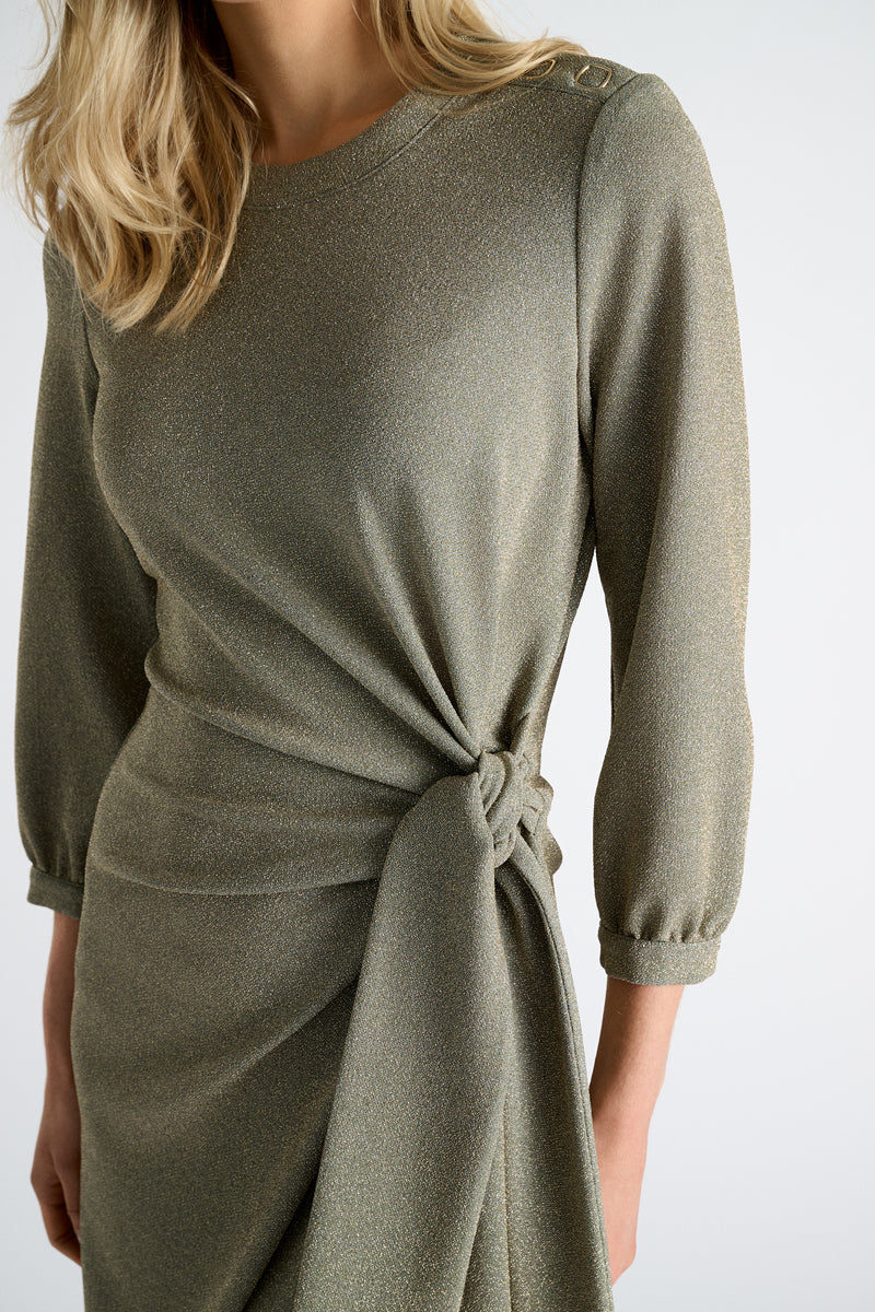 Groen kleed met lurex en knoop in de taille