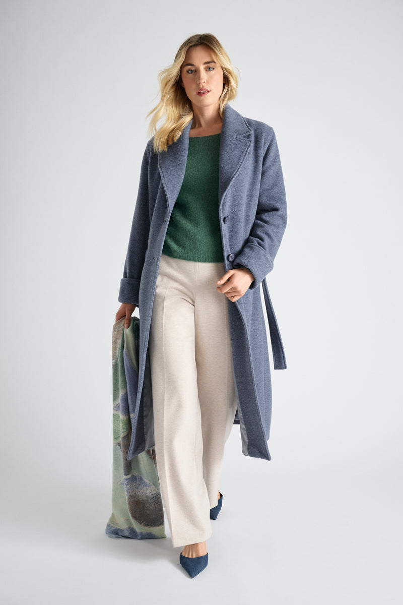 Lange blauwe mantel met knoopsluiting en riem