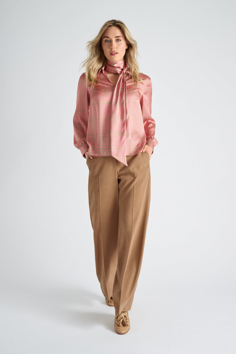 Elegant blouse with button closure and long sleeves