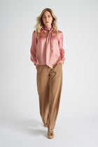 Elegant blouse with button closure and long sleeves