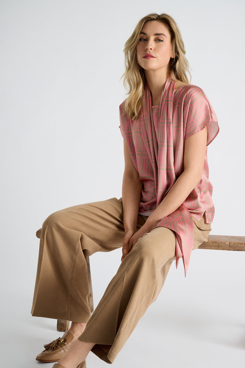 Blouse camel et rose à imprimé géométrique, col rond et manches courtes