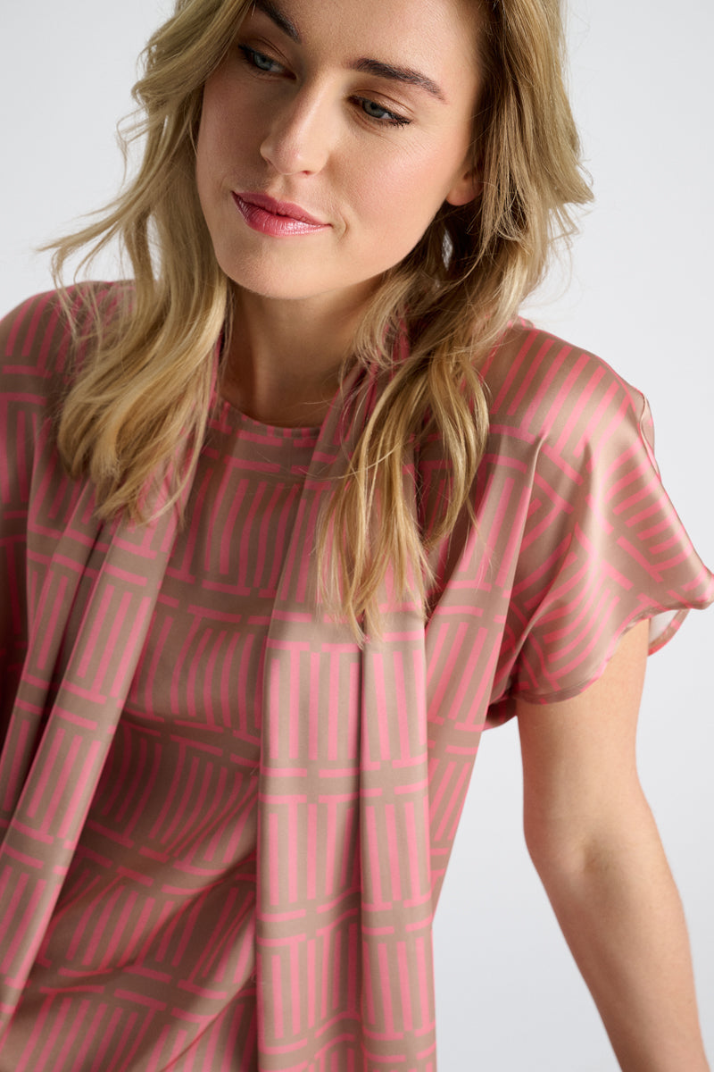 Sjaal in camel en roze met geometrisch print