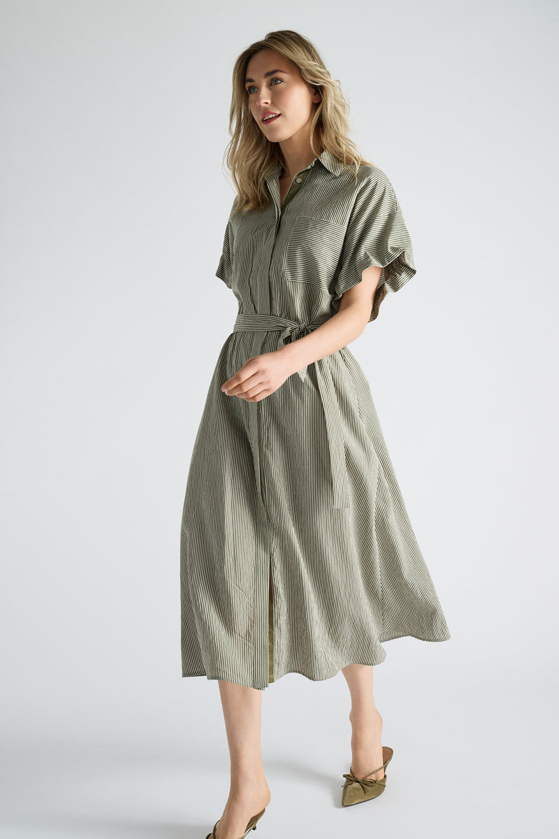 EN EXCLUSIVITÉ DANS NOS CONCEPT STORES: Robe rayée verte avec volants sur les manches