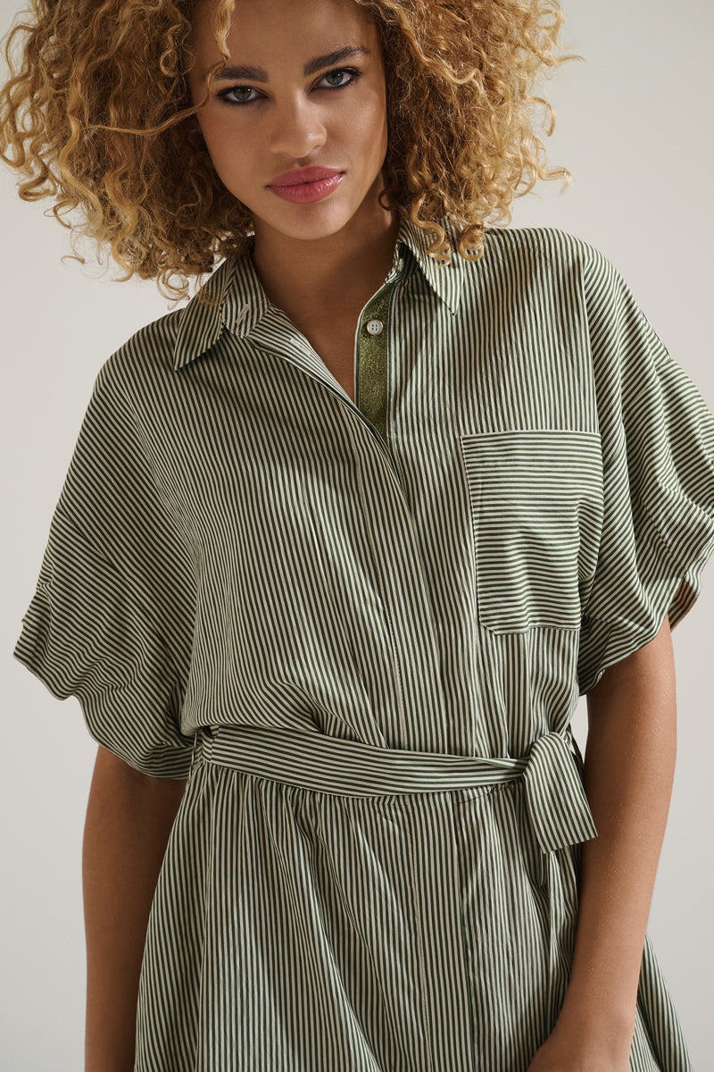 EN EXCLUSIVITÉ DANS NOS CONCEPT STORES: Robe rayée verte avec volants sur les manches