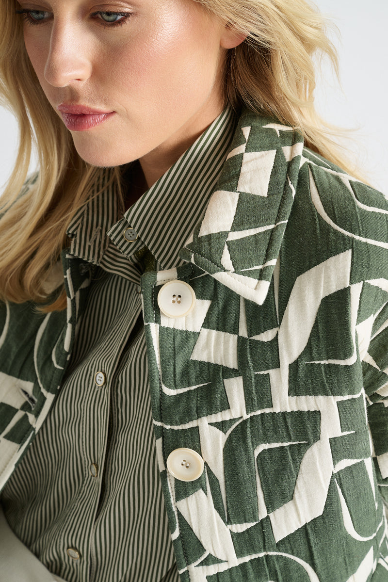 Kort groen en ecru jasje in loose fit