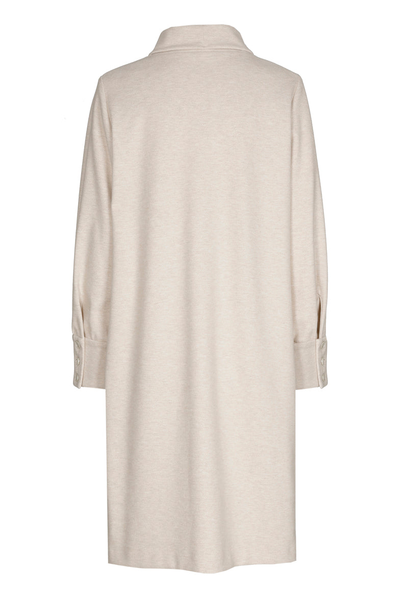 Beige kleed met opstaande kraag