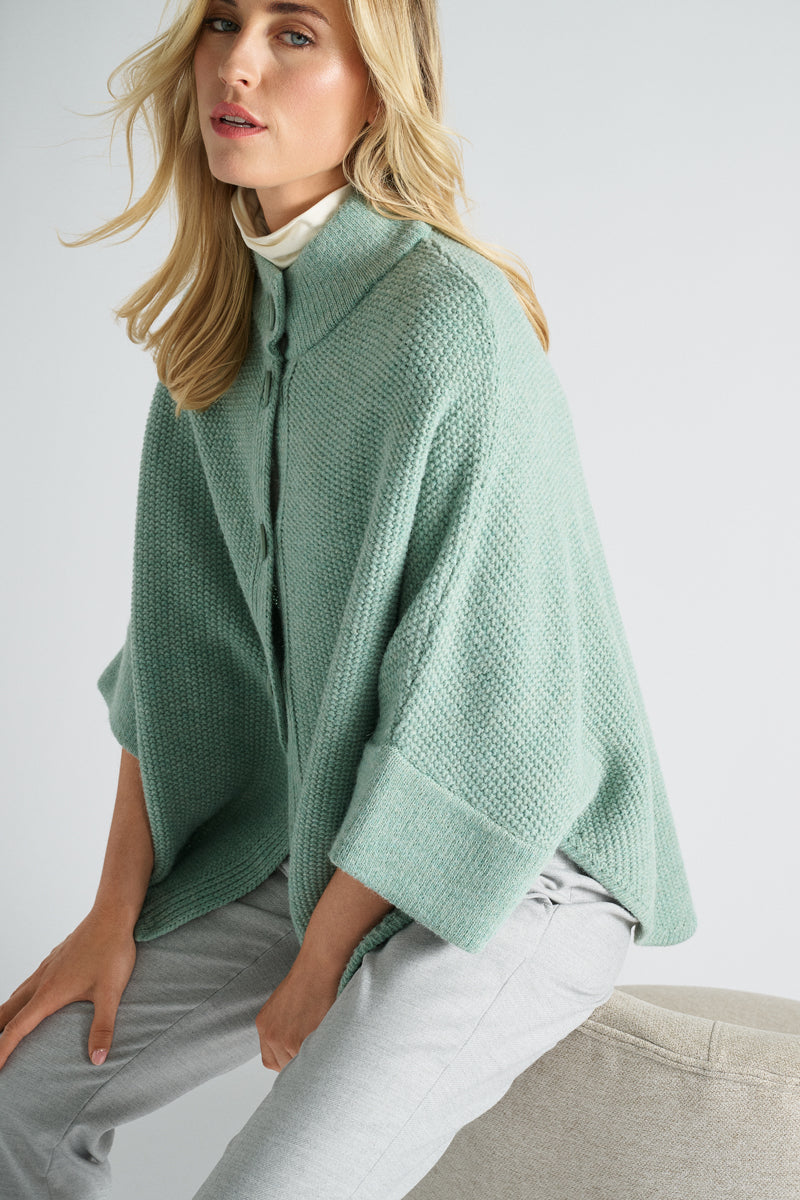 Groene cape met knoopsluiting