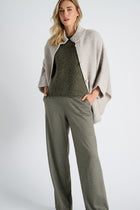 Visonkleurige cape met knoopsluiting