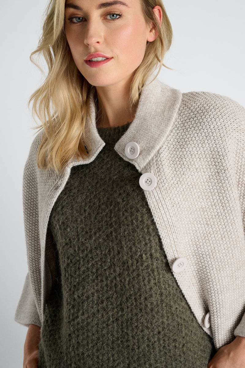 Visonkleurige cape met knoopsluiting
