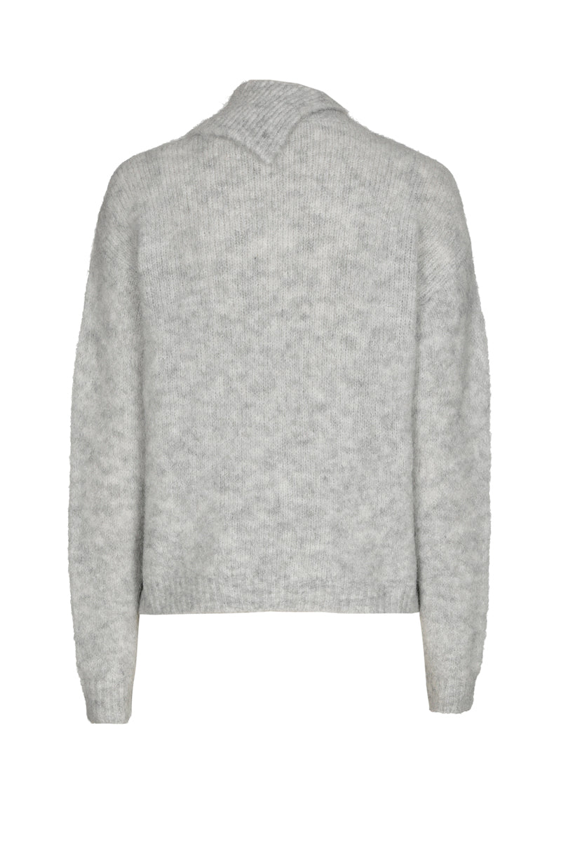 Pull gris avec broche sur le col montant