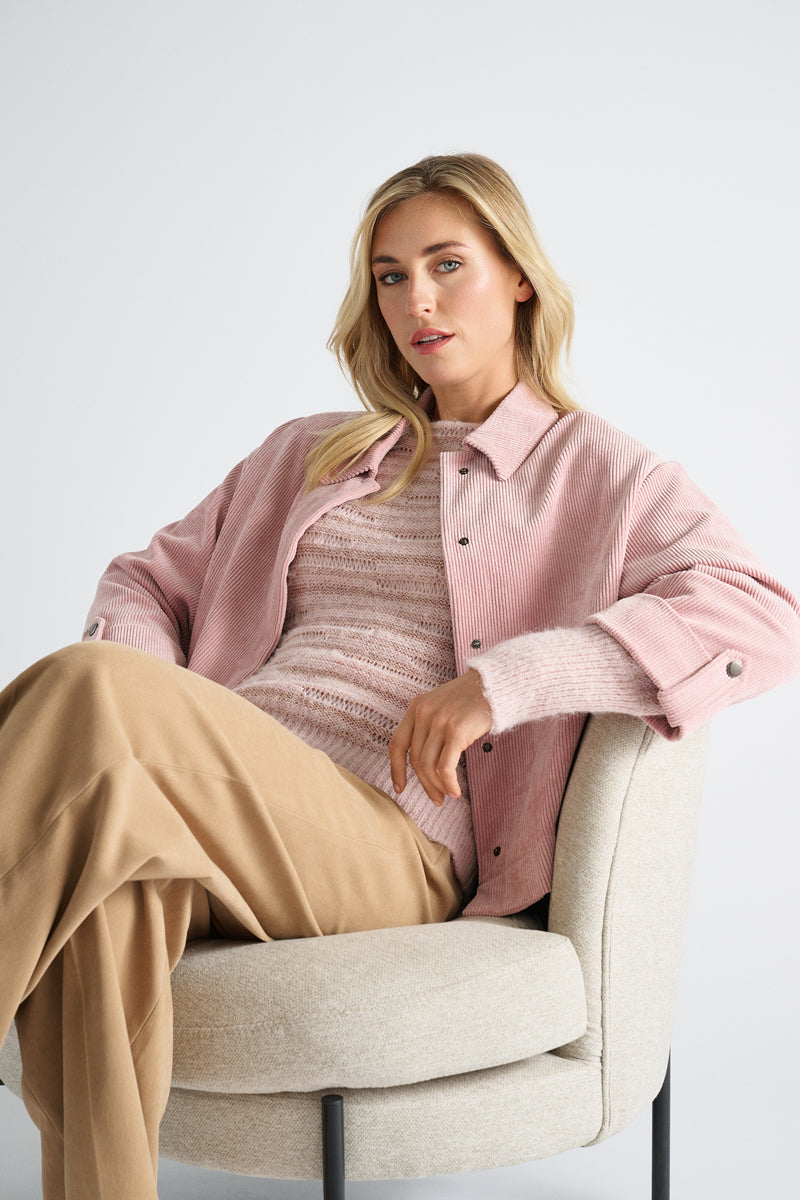 Pull rose clair à col rond avec fines rayures