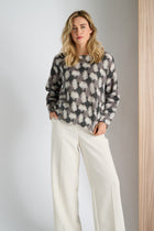 Pull ronde hals met motief in taupe en ecru