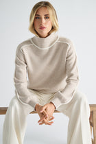 Beige pull met opstaande kraag