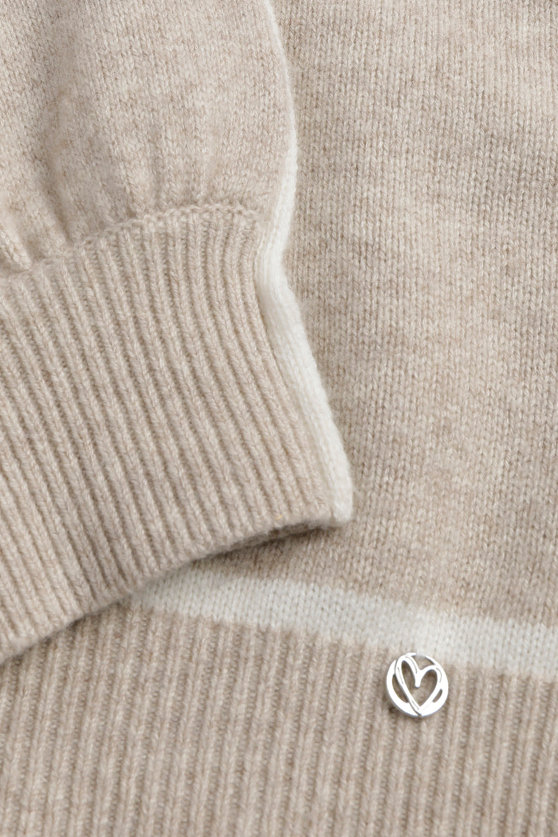 Beige pull met opstaande kraag