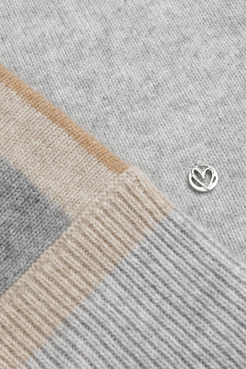 Grey pull with roll neck