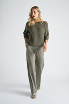 Khaki sweater with round neck and short sleeves