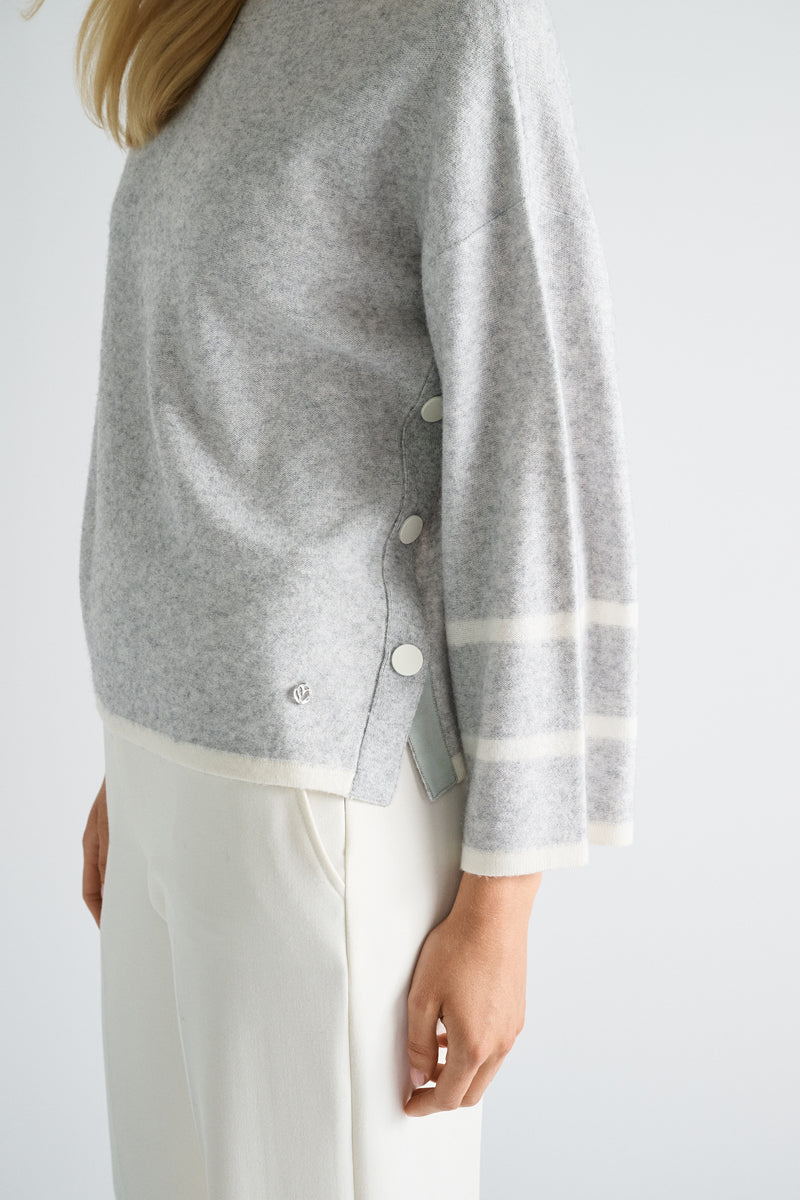 Grey pull with round neck and stripes