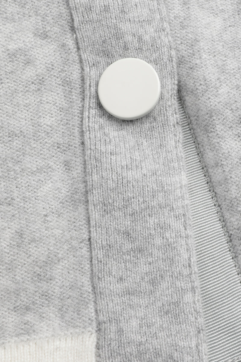 Grey pull with round neck and stripes