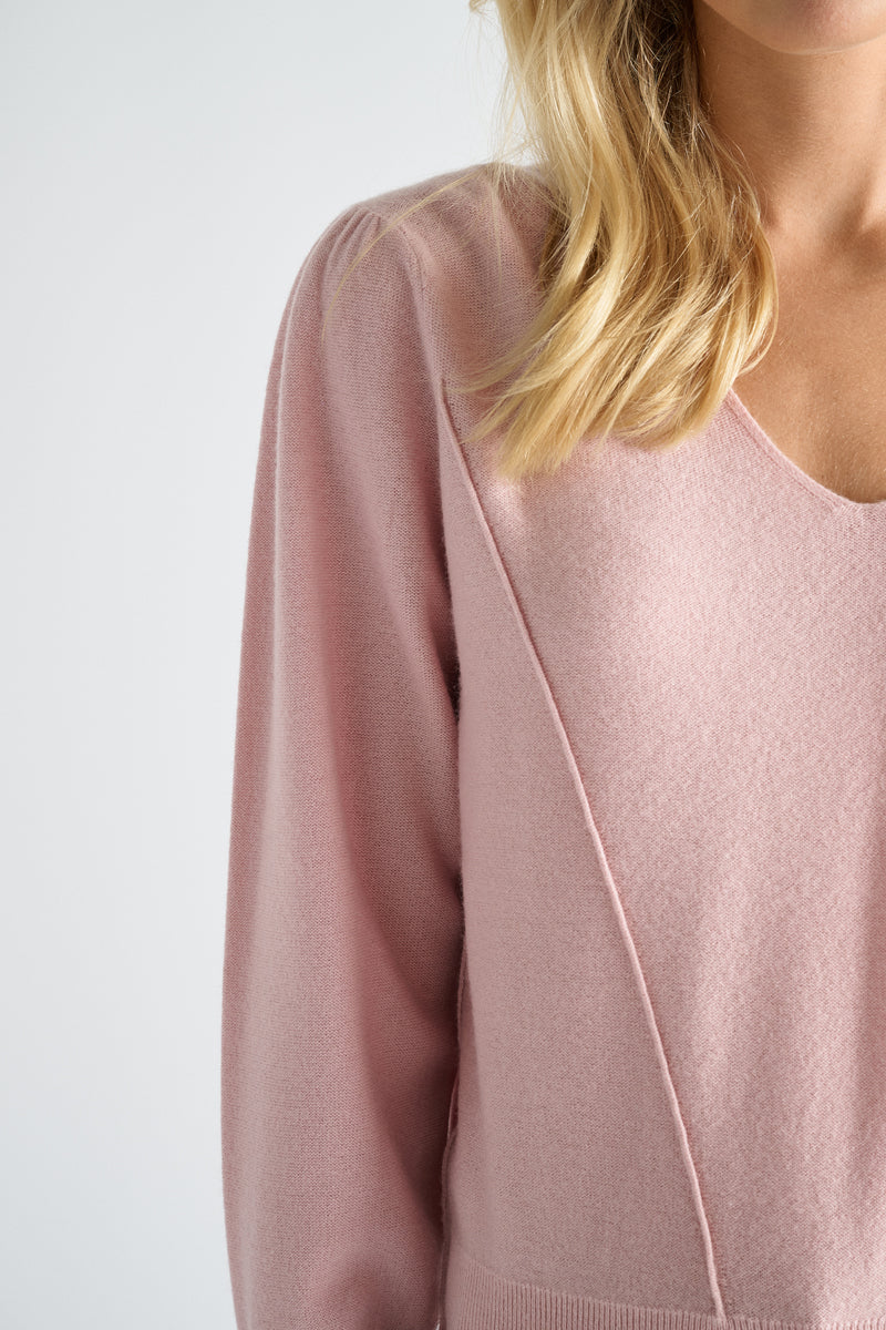 Pull rose clair à col en V