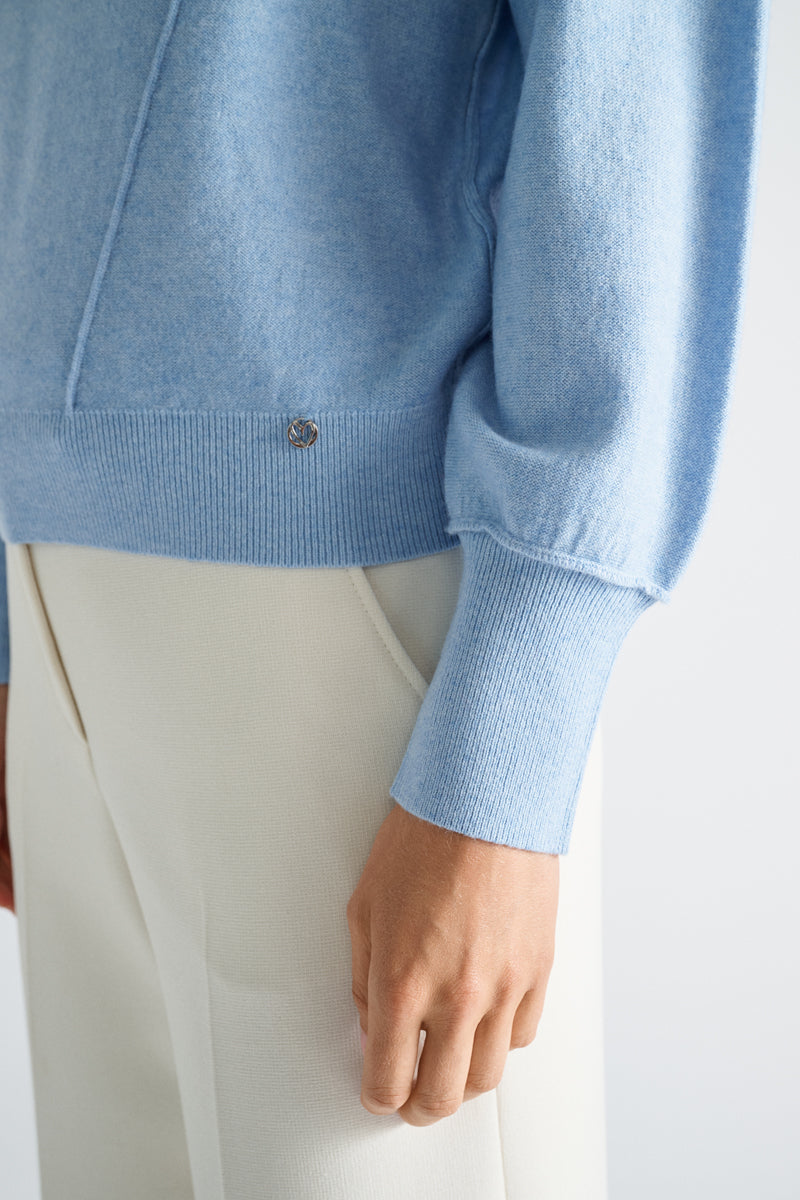 Pull bleu clair à col en V