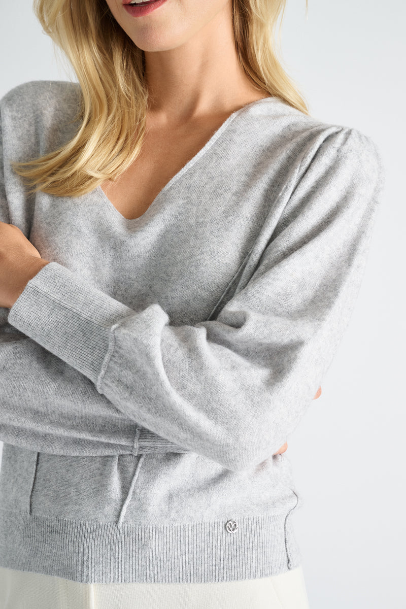 EXCLUSIVE IN OUR CONCEPT STORES: Light grey v-neck sweater