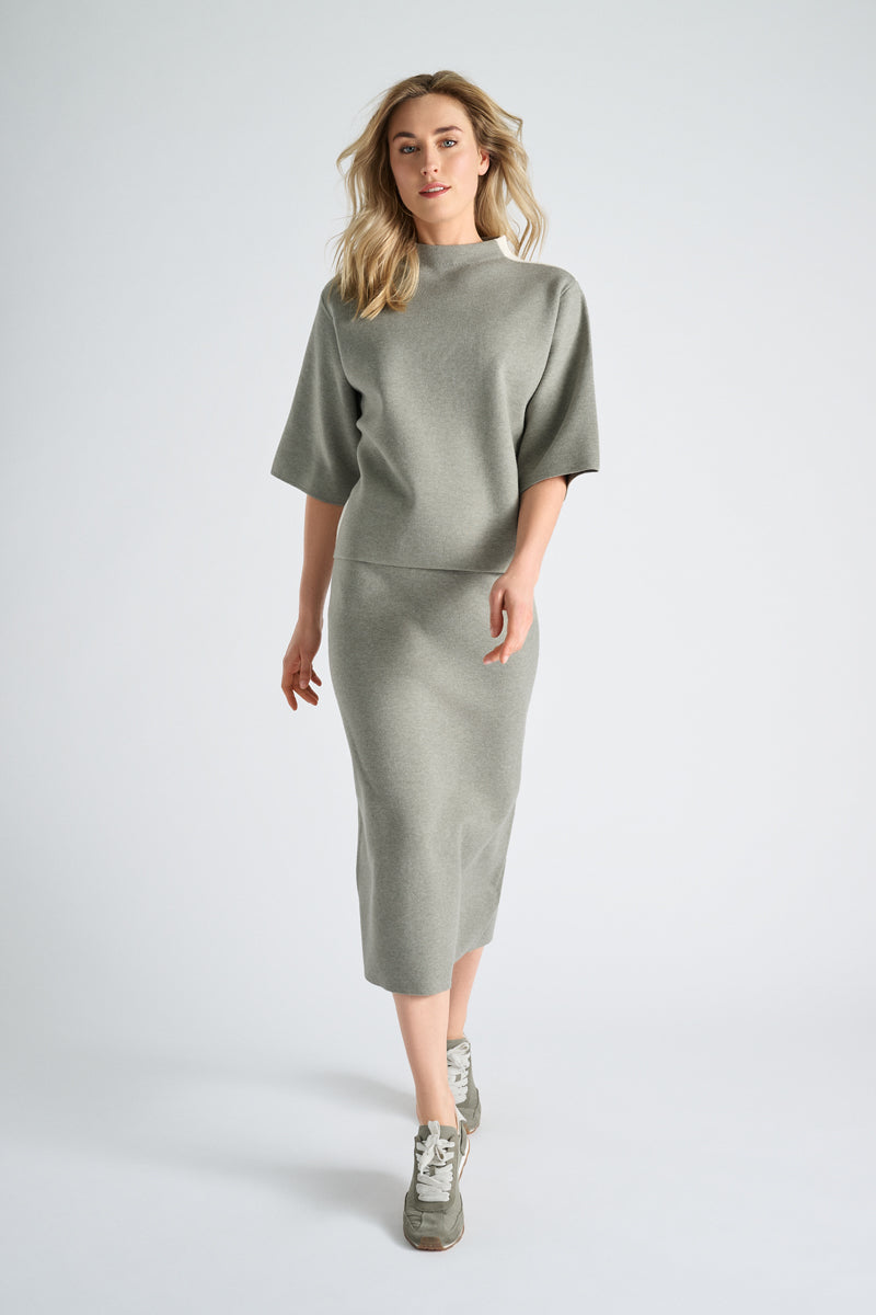 Olijfkleurige pull met contrastboorden