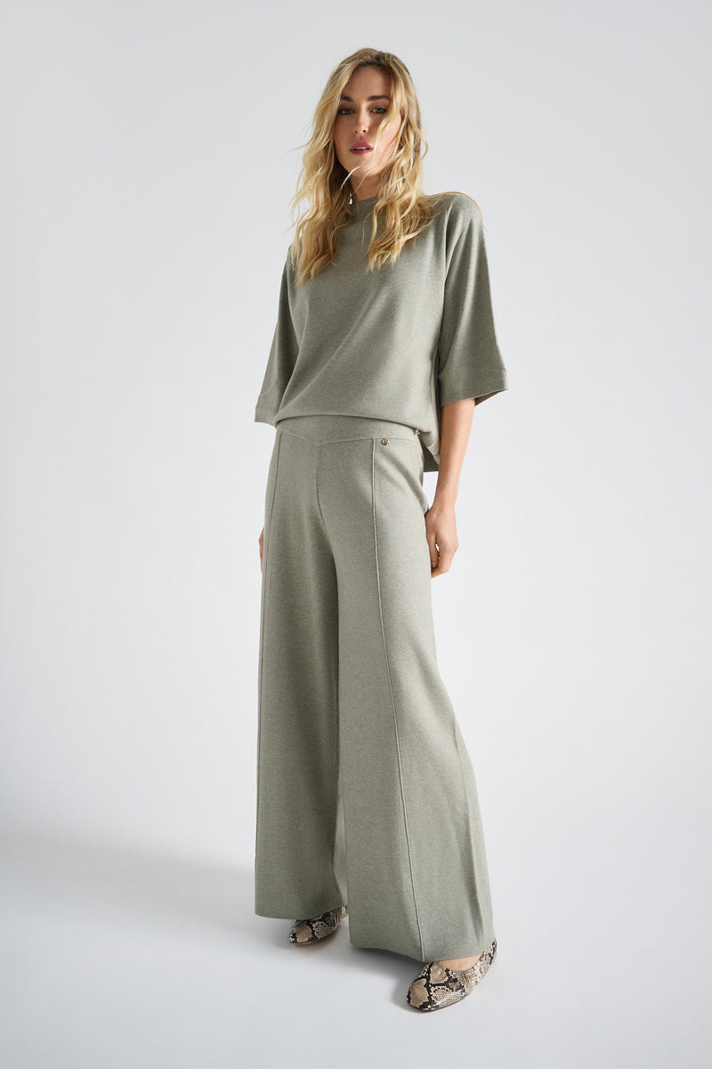 EN EXCLUSIVITÉ DANS NOS CONCEPT STORES : Pantalon large couleur olive en tissu jersey