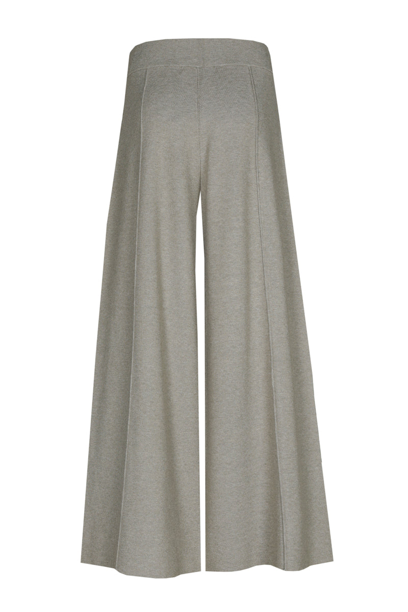 EN EXCLUSIVITÉ DANS NOS CONCEPT STORES : Pantalon large couleur olive en tissu jersey