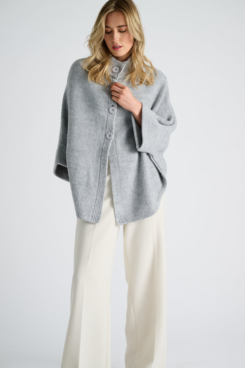 Grijze cape met knoopsluiting