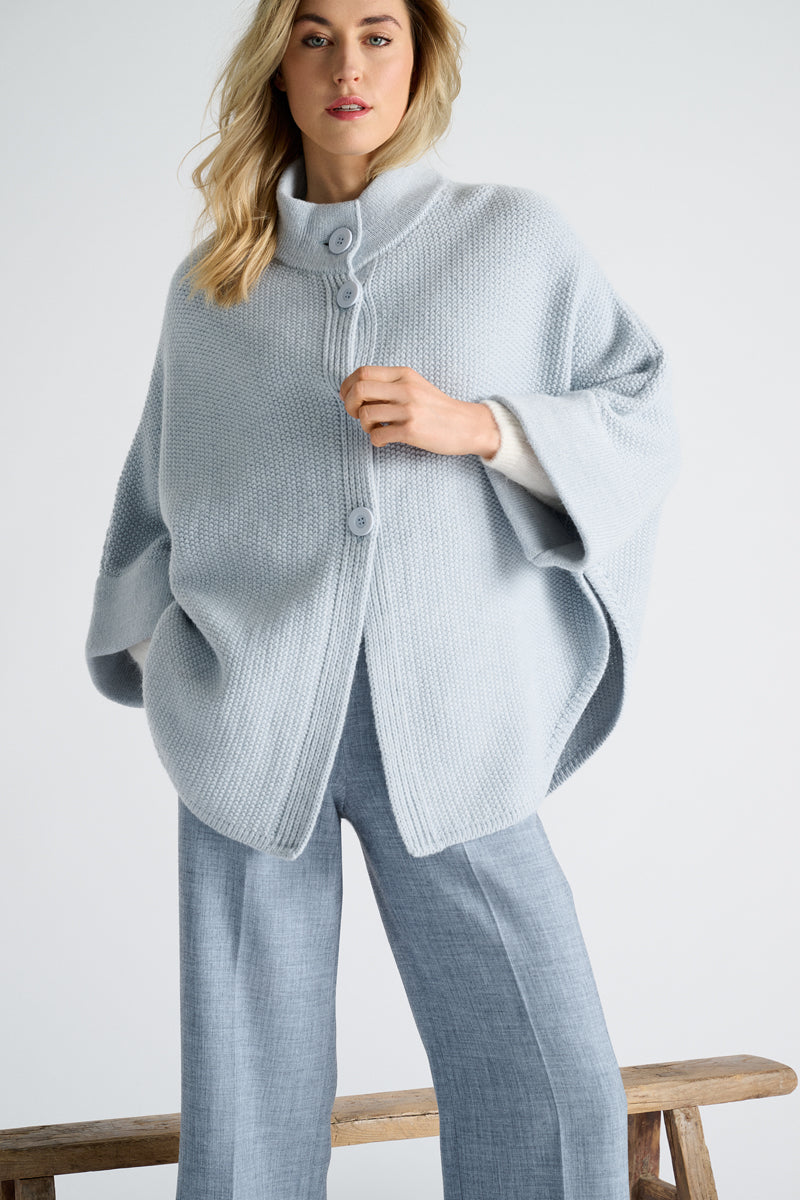 Hemelsblauwe cape met knoopsluiting