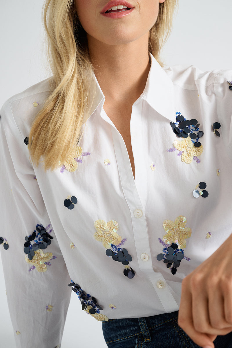Witte bloes met blauwe pailletten