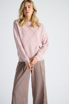 Pull rose avec motif à carreaux