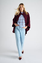 Lichtblauwe pull met bordeaux ruiten