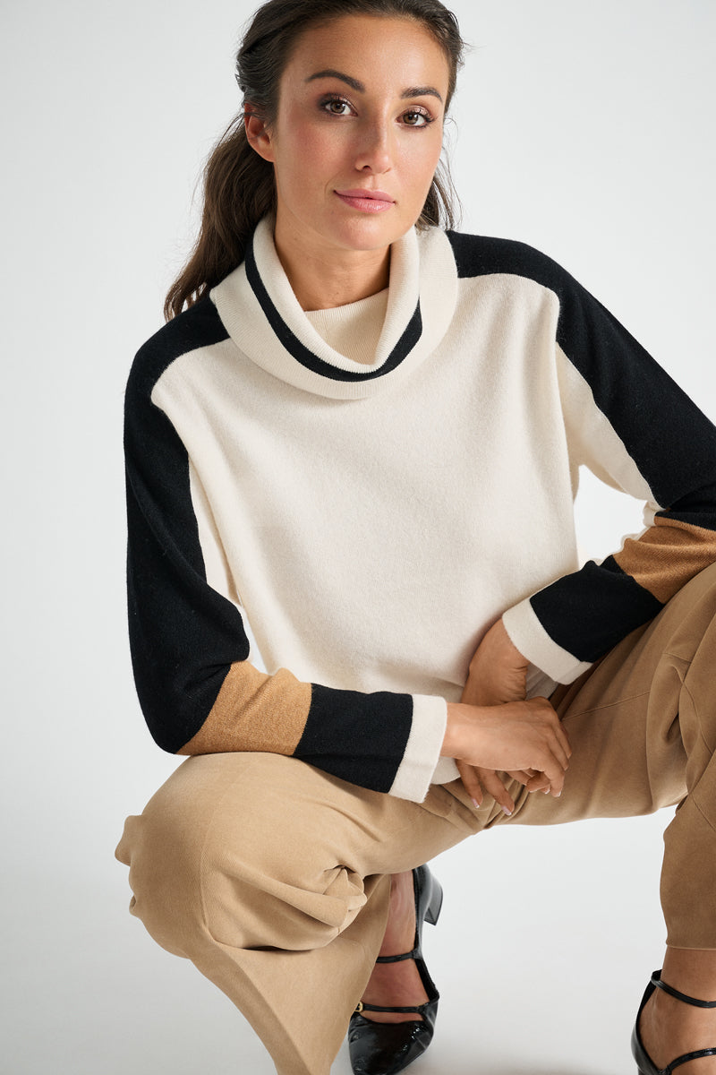 Zwarte pull met rolkraag en color blocking