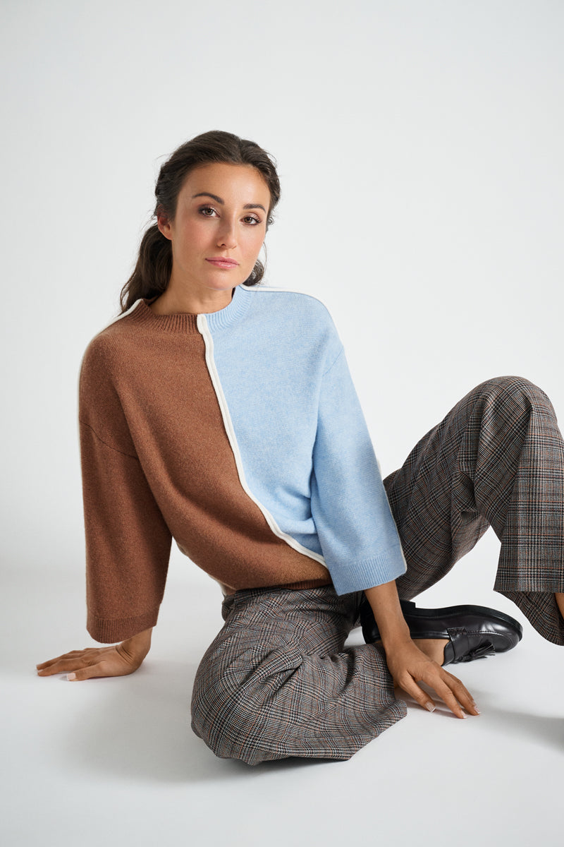 Pull bicolor met verticale streep in camel en lichtblauw
