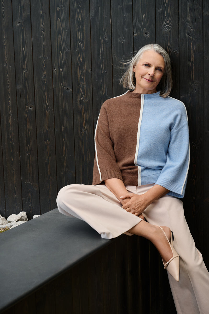 Pull bicolor met verticale streep in camel en lichtblauw