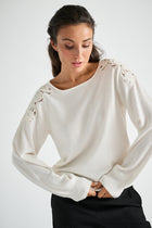 Ecru pull met ronde hals en broderie op de schouders