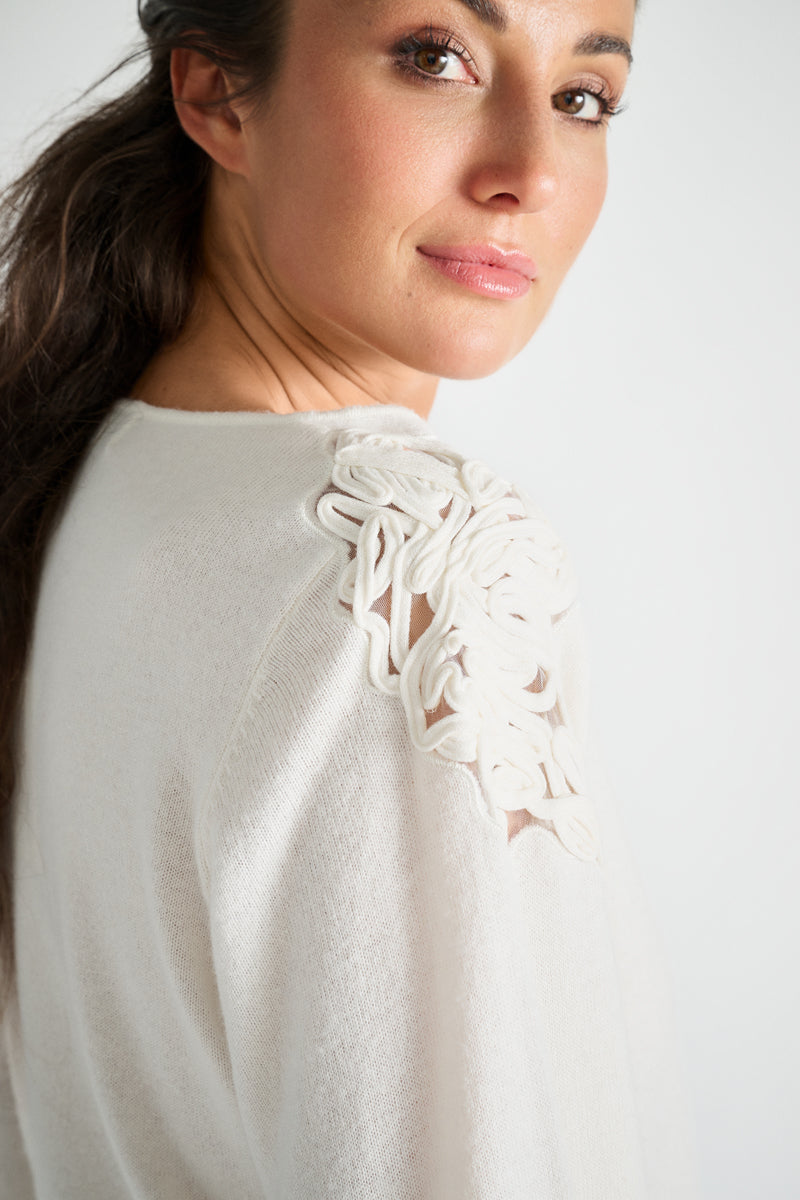Ecru pull met ronde hals en broderie op de schouders