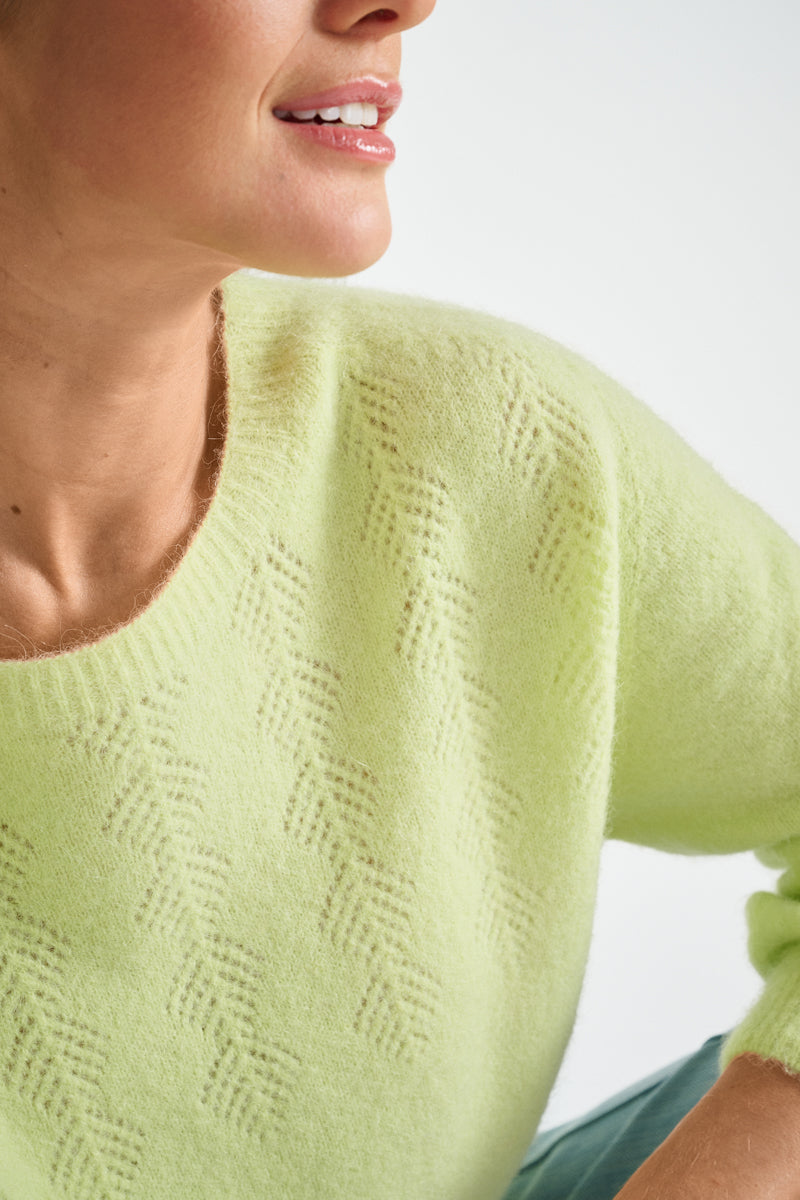 Limoengroene pull met fijne details in alpaca