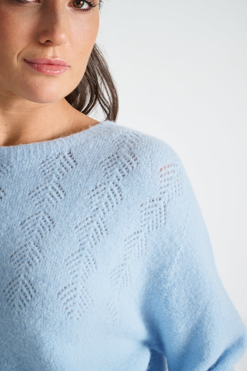 Lichtblauwe pull met fijne details in alpaca