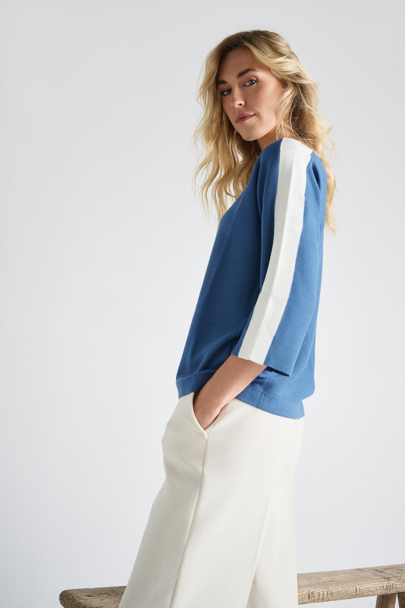 Blauwe pull met boothals en ecru boorden