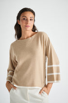 Walnut-coloured pull with round neck and gold details