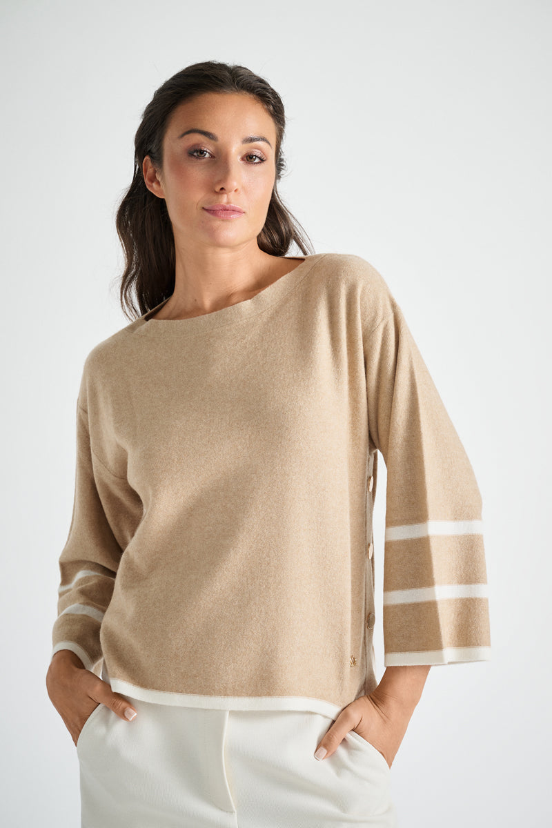 Walnootkleurige pull met ronde hals en gouden details