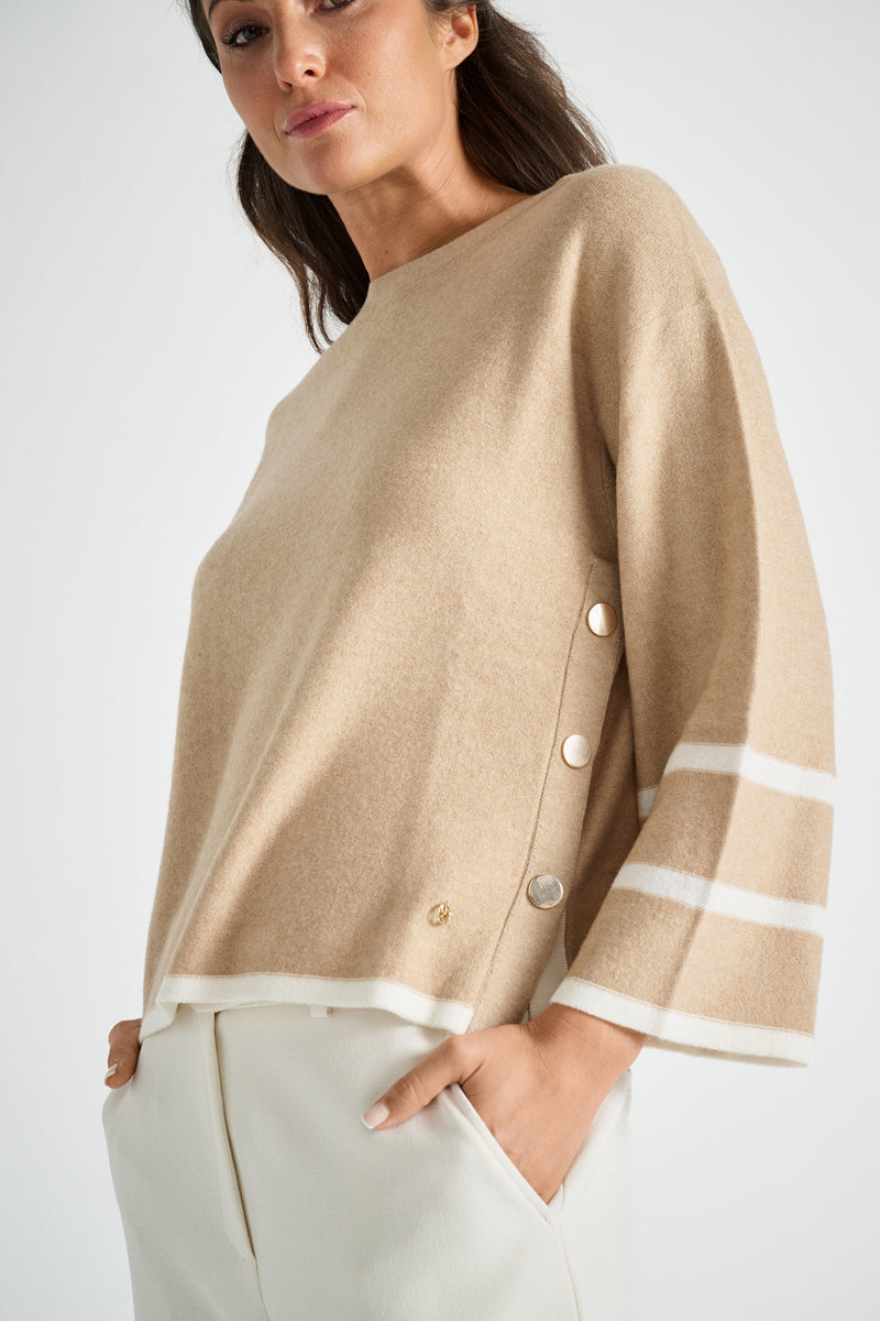 Walnut-coloured pull with round neck and gold details